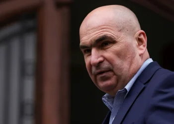 Criză politică în Parlament: moțiune de cenzură anunțată contra lui Bolojan