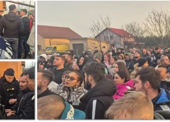 VIDEO Scandal uriaș în Timiș: 150 de oameni s-au strâns în faţa Primăriei, după ce au aflat că băiatul de 13 ani care şi-a ucis prietenul locuieşte în comuna lor