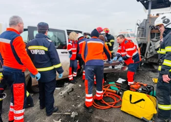 VIDEO Accident grav pe DN5: 8 victime rănite după ce un microbuz a lovit o mașină și un utilaj CNAIR; trei dintre ele, încarcerate