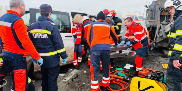 VIDEO Accident grav pe DN5: 8 victime rănite după ce un microbuz a lovit o mașină și un utilaj CNAIR; trei dintre ele, încarcerate