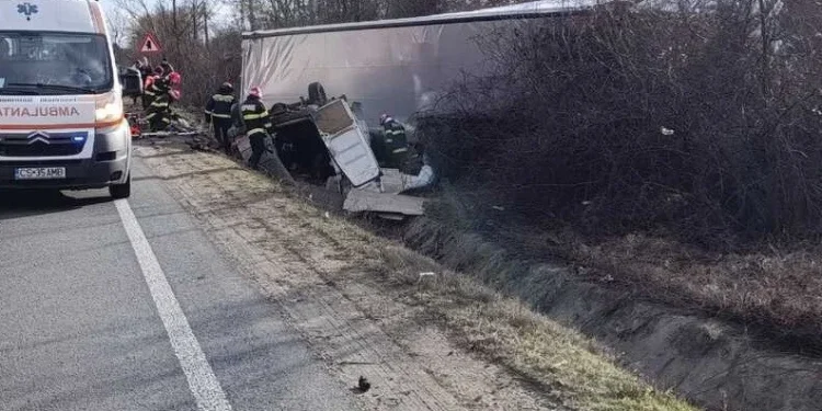 FOTO Tragedie pe DN 6: Trei morți și un rănit grav după impactul dintre un microbuz de marfă și un ansamblu de vehicule