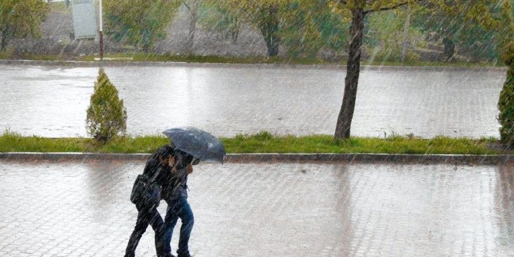Ploi, lapoviță și ninsori. Cod galben de vreme severă în România