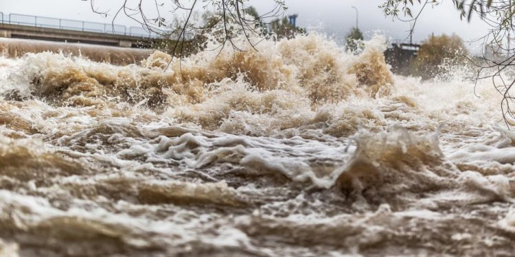 Alertă hidrologică în România: Cinci județe, sub cod galben de inundații