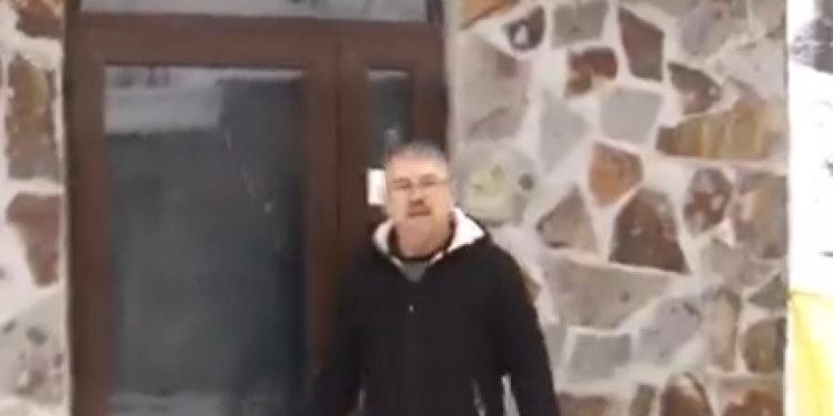 „Am ajuns ca în deșert. Diferența e că noi nu cărăm cu cămilele, cărăm cu mâinile”. 50.000 de oameni din Curtea de Argeș tot nu au apă