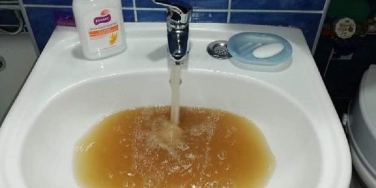 Criză la Curtea de Argeș: apa contaminată din nou cu bacteria periculoasă