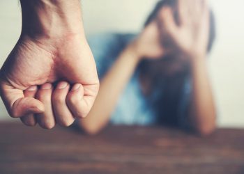 Lege nouă în România împotriva agresorilor: obligați să urmeze consiliere psihologică sau tratament psihiatric
