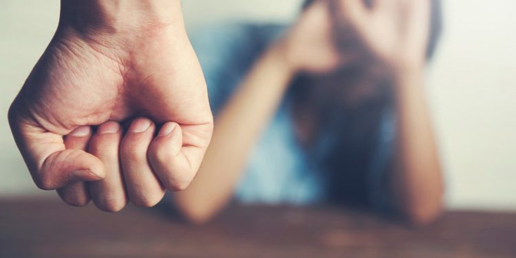 Lege nouă în România împotriva agresorilor: obligați să urmeze consiliere psihologică sau tratament psihiatric