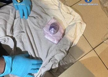 FOTO Polițiști au mirosit rețeaua care aducea cocaină din Spania pentru cluburile din Bucureşti. Patru traficanți, prinși în flagrant / Captură și la Galați