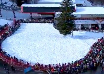 Cozi uriaşe la telegondola din Poiana Braşov: Sute de turiştii au venit pe pârtii şi toate pensiunile din staţiune sunt ocupate