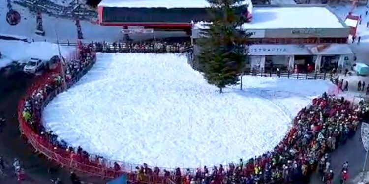 Cozi uriaşe la telegondola din Poiana Braşov: Sute de turiştii au venit pe pârtii şi toate pensiunile din staţiune sunt ocupate