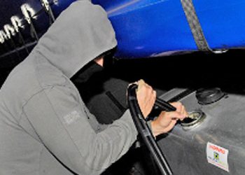 Constanța: doi bărbați, cercetați pentru furtul a 8,5 tone de motorină din curtea unei firme agricole