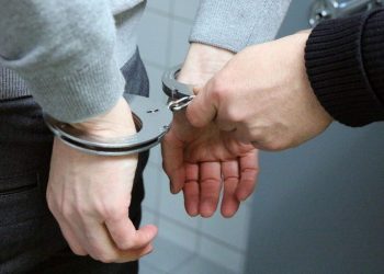 Un „challenge” de pe internet l-a trimis după gratii: adolescent arestat preventiv