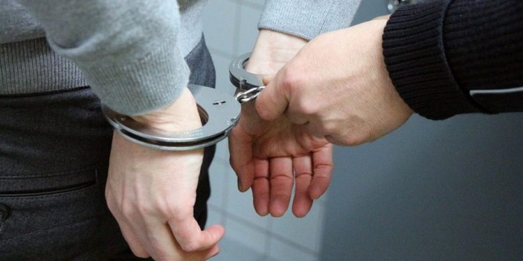 Un „challenge” de pe internet l-a trimis după gratii: adolescent arestat preventiv