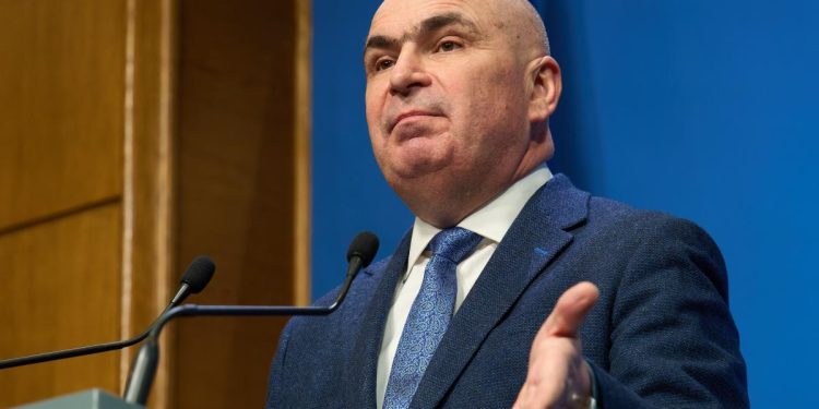 Deținătorii titlului de doctor, următorii vizați de măsurile lui Ilie Bolojan.Indemnizația pentru titlul de doctor scade cu 47%