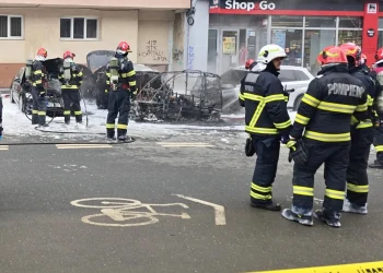 UPDATE Incendiu violent în Capitală: Mai multe mașini au luat foc. O persoană a murit, iar alta a fost rănită