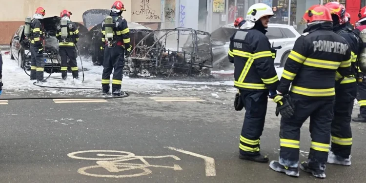 UPDATE Incendiu violent în Capitală: Mai multe mașini au luat foc. O persoană a murit, iar alta a fost rănită