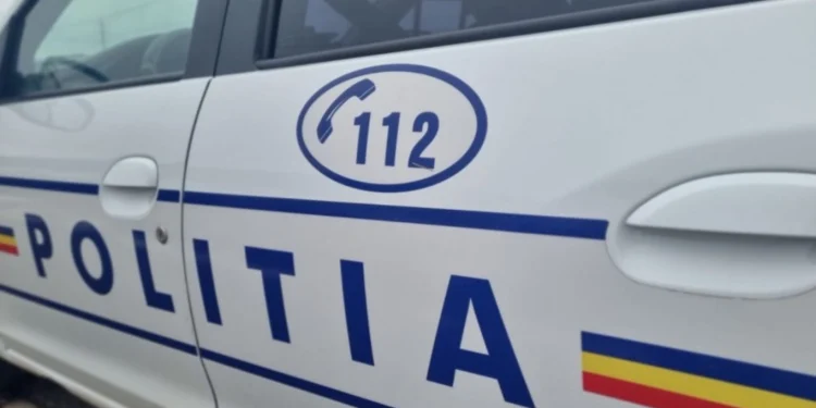 Intervenție salvatoare în București: Polițiștii au scos un bărbat dintr-un apartament cuprins de incendiu