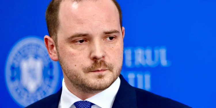 Blocaj în Guvern – ministrul Sănătății îl amenință pe premier că NU va semna tăierile salariale: „Ar genera o criză fără precedent în sistem”