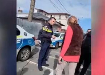 Scandal pe o stradă din Bucureşti, după ce o familie a ocupat ilegal o casă şi a transformat-o într-o groapă de gunoi