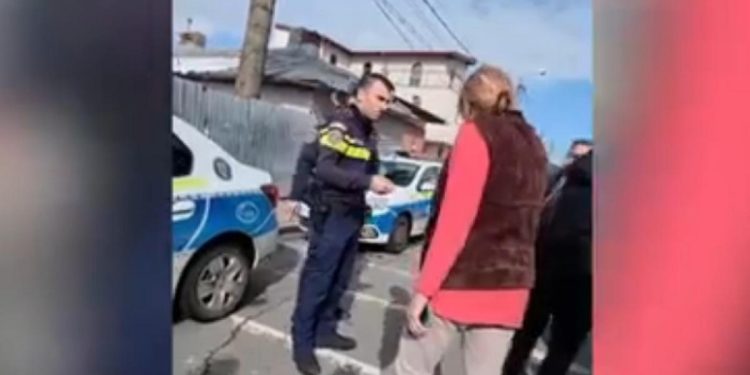 Scandal pe o stradă din Bucureşti, după ce o familie a ocupat ilegal o casă şi a transformat-o într-o groapă de gunoi