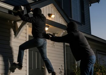 Bătrână atacată în propria casă! Doi suspecți reținuți după percheziții