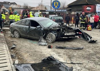 Un tânăr şofer, cu permisul anulat, nu a oprit la semnalul polițiștilor, apoi a lovit un excavator, o semiremorcă şi a rănit un nepalez