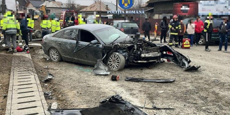 Un tânăr şofer, cu permisul anulat, nu a oprit la semnalul polițiștilor, apoi a lovit un excavator, o semiremorcă şi a rănit un nepalez