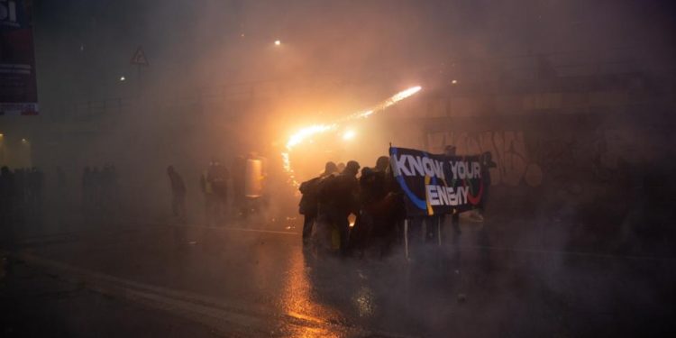 Proteste violente la Milano: Sindicate și manifestanți contestă ICE și impactul Olimpiadei asupra mediului