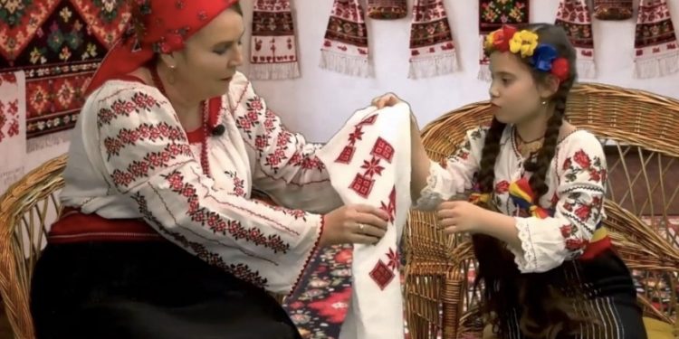 Doina, Dor şi Dăruire cu Iulia Harabagiu – Tânără Artistă în Devenire, Maria, a Familiei Mihai a rugat-o pe mama ei să o învețe să coasă.