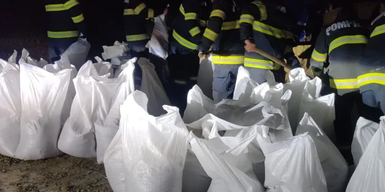 Autoritățile încearcă să oprească viitura pe râul Putna cu diguri provizorii