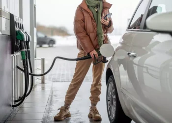 Prețurile carburanților au explodat în această dimineață în România: motorina a trecut de 9 lei pe litru