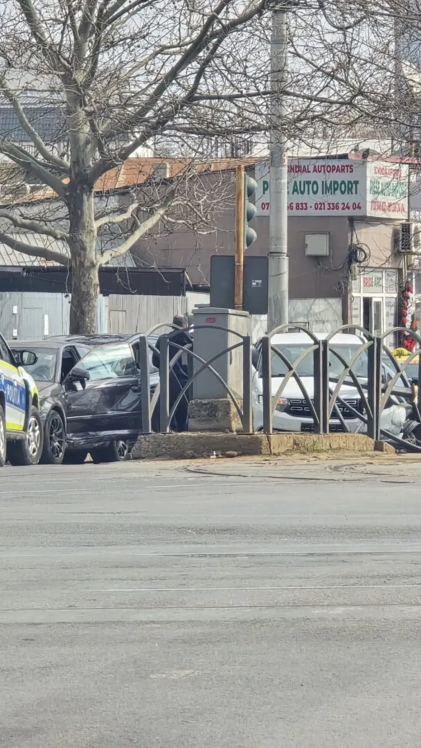 accident masini refugiu tramvai