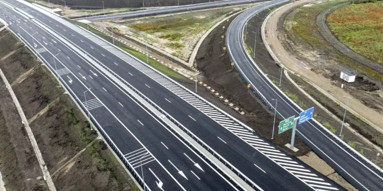 Nicușor Dan: trei proiecte majore de autostradă devin esențiale pentru securitatea și dezvoltarea țării