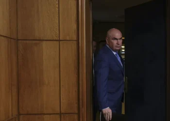 Schimb de replici pe scena politică: Partidul Social Democrat îi cere lui Ilie Bolojan să excludă public o alianță cu Alianța pentru Unirea Românilor