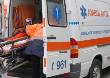 O adolescentă a murit după ce a căzut de la etajul 5