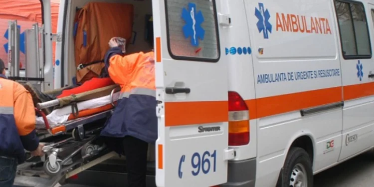 O adolescentă a murit după ce a căzut de la etajul 5