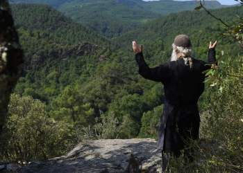 Val de fraude în numele Domnului: 'Dezlegări' pe bani și minuni promise pe TikTok de maici, călugări și preoți falși. Patriarhia intervine