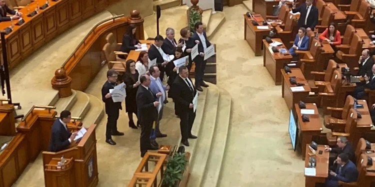 Urlete și fluierături anti-SUA în Parlament la dezbaterea privind capabilitățile militare americane