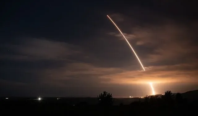 Trump își arată forța în fața Iranului: americanii au testat una dintre cele mai puternice rachete balistice intercontinentale pe care le dețin / E de 20 de ori mai puternică decât bomba atomică lansată la Hiroshima