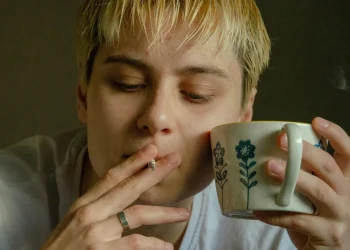 Dacă faci asta în fiecare dimineață, la cafea, află că, în timp, creierul tău se va micșora. La propriu!