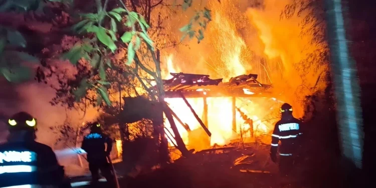 Incendiu puternic la Fălticeni. O anexă gospodărească a fost cuprinsă de flăcări