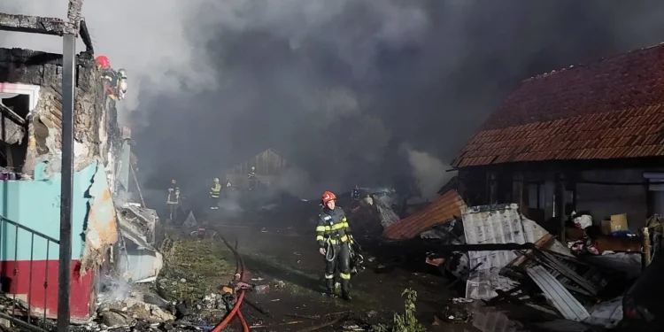 Incendiu puternic în Bistrița-Năsăud. Două case și două mașini, distruse de flăcări – VIDEO