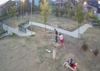 Tineri surprinși în timp ce distrugeau mobilierul unui parc din Bistrița. Primarul cere ajutorul localnicilor pentru identificarea lor